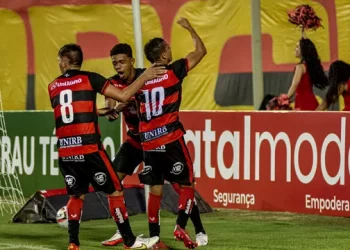 Vitória resolve no primeiro tempo, bate o Confiança e deixa o Z-4 da Série C