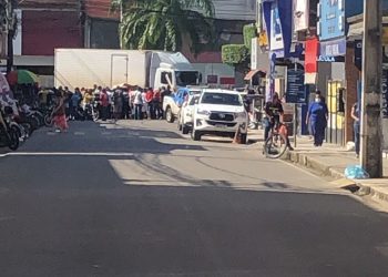 Ciclista fica gravemente ferida em acidente no Centro de Santo Antônio de Jesus; veja