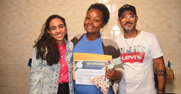 SAPEAÇU:  Projeto CRAS QUALIFICA,Capacitou turma em designer de sobrancelha