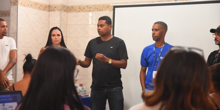 SAPEAÇU:  Projeto CRAS QUALIFICA,Capacitou turma em designer de sobrancelha