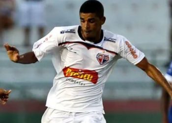 Deon, jogador do Bahia de feira, passa mal e morre