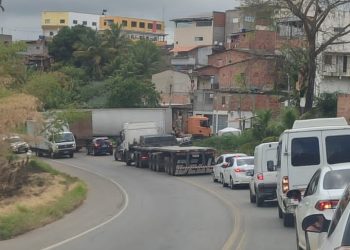 SAJ: Caminhão perde controle e colide com moto em curva na BR 101 – 03 feridos