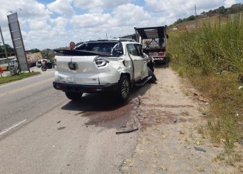 Caminhão tomba após colidir em carro de passeio na BR-101 S. A. de Jesus