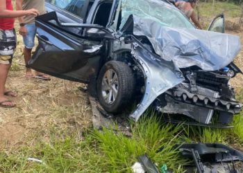 Colisão entre carro de passeio e van deixa ao menos cinco feridos próximo ao Cruzeiro de Laje