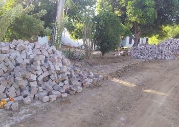 SAPEAÇU: Prefeitura atende pedidos de calçamento que moradores esperavam há 45 anos