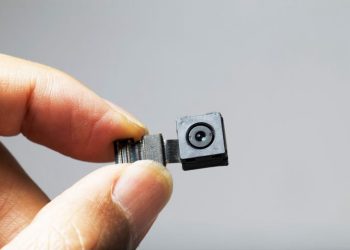 Câmera escondida em quarto: confira dicas para verificar se está sendo espionado durante hospedagens