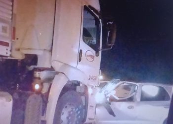 Homem vai pro HRSAJ após acidente entre carreta e carro de passeio