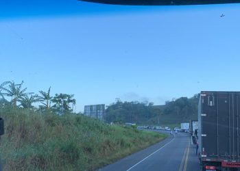 Ambulância e veículo de passeio colidem e uma pessoa morre na BR 101 próximo a Stº Ant. de Jesus
