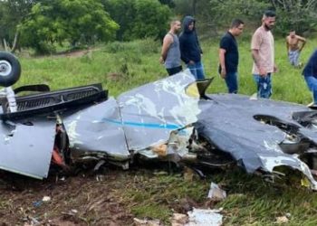 Destroços espalhados por 1 km, chuva e volta de chácara: o que se sabe sobre queda de avião em MG