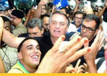 Bolsonaro chega à Bahia e é recebido por multidão de seguidores