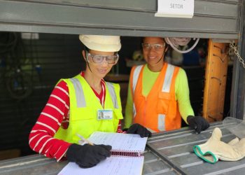 Mulheres voluntárias participam na construção de novo local de reuniões das Testemunhas de Jeová