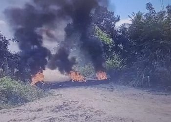 SAPEAÇU: Por melhores  condições de trafegabilidade, estrada é bloqueada em protesto – Prefeito fala sobre quantidade de chuvas e que equipe está trabalhando e sempre  fazendo reparos