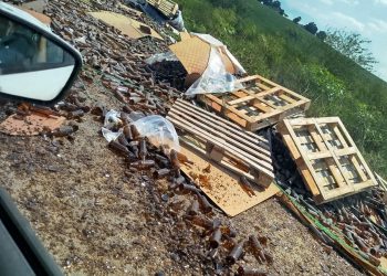 Carreta de bebidas tomba na Embira e deixa trânsito congestionado