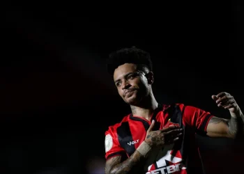 Vitória goleia Jacobina e se isola na liderança