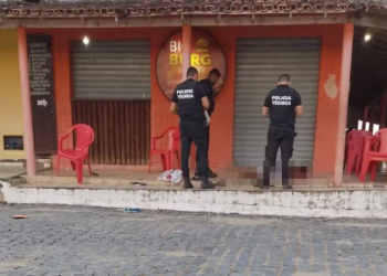 Jovem de 25 anos e adolescente de 17 são mortos a tiros em frente a hamburgueria.