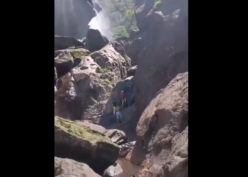 Homem escorrega e morre após tentar tirar foto em cachoeira.