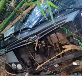 Dezenove pessoas ficam feridas após micro-ônibus que fazia serviço de TFD cair em ribanceira.