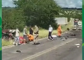 Colisão entre carro e caminhão deixa quatro mortos na BR-030 próximo de Brumado