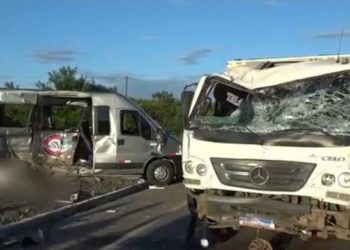 Acidente entre caminhão e van deixa seis mortos e nove feridos na BR-324