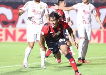 Vitória bate Porto com gol de Carlinhos aos 45 e mantém liderança no Baianão