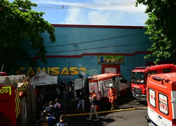 Confecção pega fogo em Ramos, com pessoas presas no imóvel; resgate é dramático,21 feridos  e há 12 em estado grave