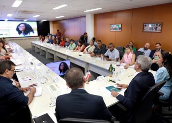 Lei do Celular: Governo do estado define medidas para escolas estaduais