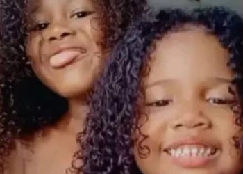 Irmãos mortos com suspeita de envenenamento são enterrados em Salvador
