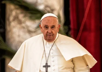 Papa Francisco está morrendo e já recebeu extrema-unção, diz jornal italiano