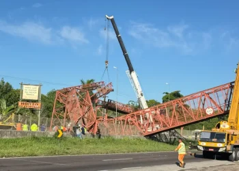 Passarela em trecho da BR-324 perto de Feira desaba após carreta colidir em estrutura; rodovia segue interditada