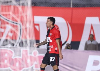 Vitória bate Ferroviário e pode terminar rodada na liderança do Grupo A do Nordestão