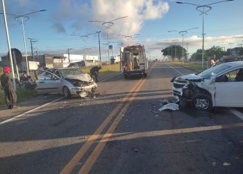 Batida entre dois carros deixa três feridos na BR-101, em Santo Antônio de Jesus