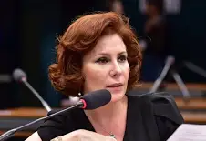 STF tem 3 votos a 0 para condenar Carla Zambelli por porte ilegal de arma de fogo e cassar mandato