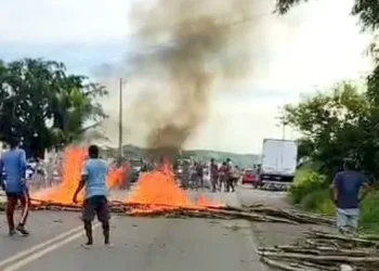 Protesto fecha rodovia entre Bom Despacho e Nazaré