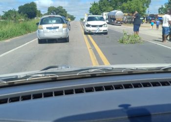 Acidente: Homem sai ferido em acidente entre carro e moto na BR 101 entre Sapeaçu e Cruz das Almas