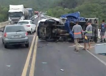 Caminhonete tomba sobre a Ponte de Pedra do Cavalo e causa lentidão no trânsito da BR-101