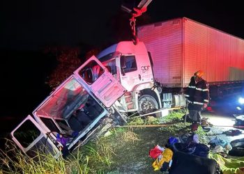 Acidente entre carreta e micro-ônibus deixa nove mortos e dez feridos na BR-251