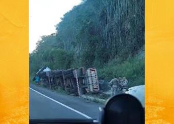 Carreta-bitrem tomba na BR-101 em Cachoeira e causa lentidão no trânsito