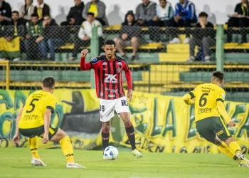 Vitória tenta melhorar posição no grupo da Sul-americana contra equipe Argentina no Barradão