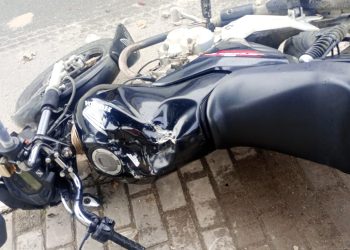 Homem em fúria arrebenta moto em Stº Antônio de Jesus -Veja vídeo