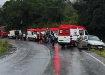 Ônibus tomba na BA-120 e deixa duas mulheres mortas