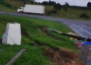 Acidente entre caminhão-baú e carro interdita parcialmente trevo de Conceição do Almeida