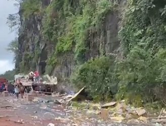Motorista morre em colisão entre caminhões na BR-101, em Cachoeira