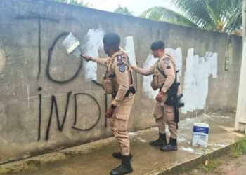 PETO da 27ª CIPM apaga pichações com referência a facções criminosas em Cruz das Almas