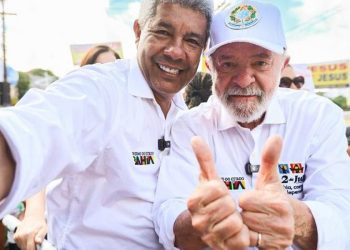 Ao lado de Jerônimo, Lula marca presença no cortejo do 2 de Julho em Salvador