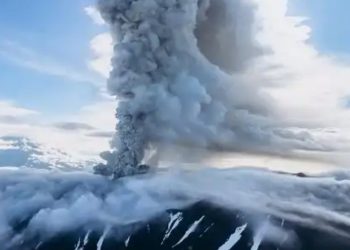 Vulcão entra em erupção após 500 anos na Rússia e emite coluna de cinzas de 6 mil metros