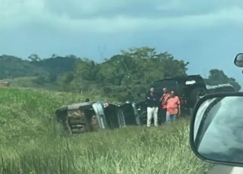 Carreta tomba na BR-324 e causa trânsito lento para quem segue de Feira de Santana para Salvador