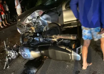 Grave acidente entre carro e moto deixa feridos na BR-101 em Presidente Tancredo Neve