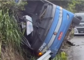 Ônibus tomba na BR-101e deixa 13 pessoas feridas; 4 foram transferidas para o HRSAJ