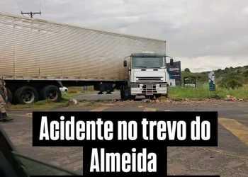 Condutor perde o controle e carreta fica atravessada no trevo de Conc. do Almeida e trânsito fica travado