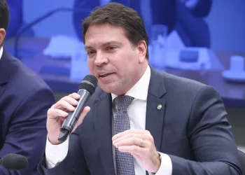 Moraes decreta prisão imediata de Ramagem após saída clandestina